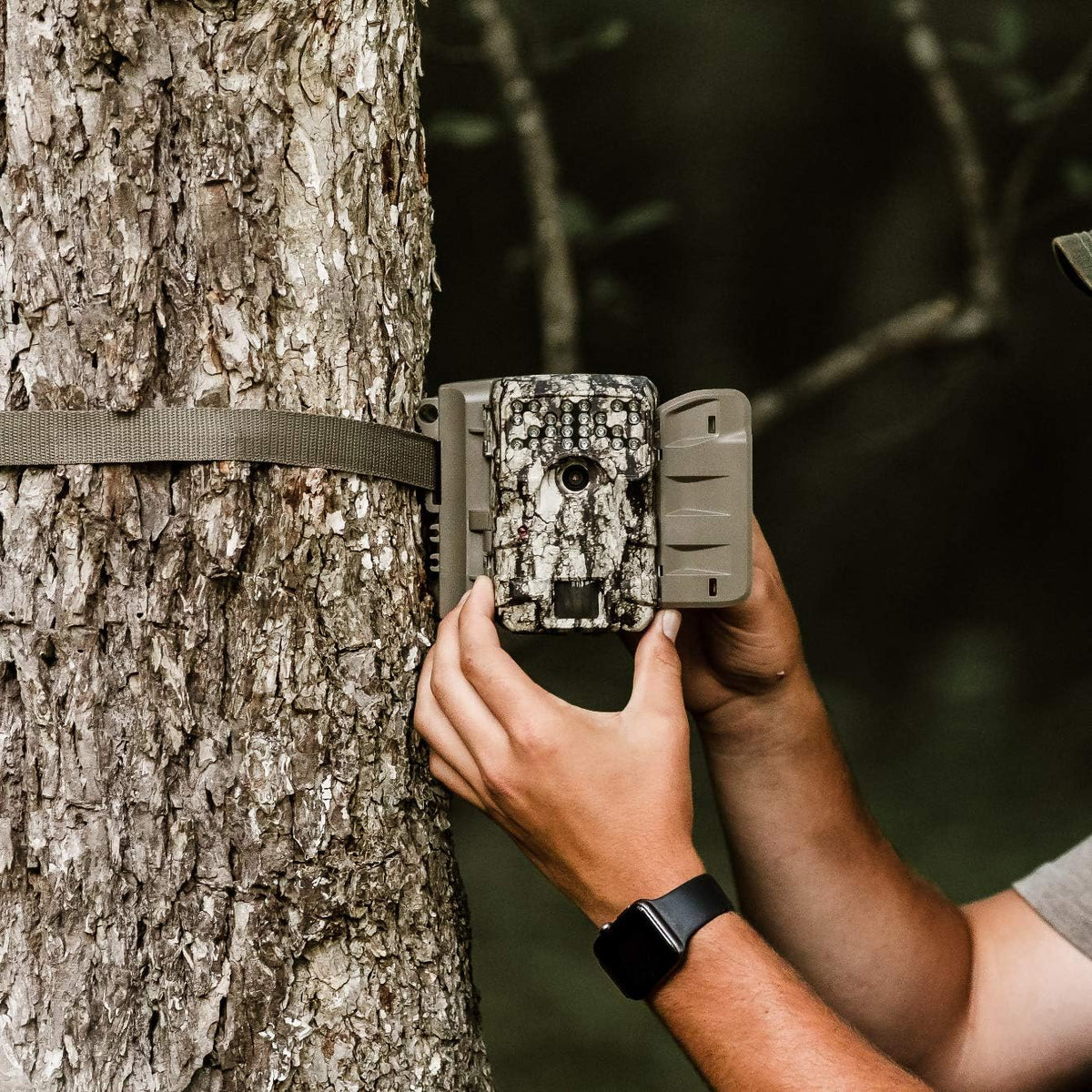 Trail Camera with Batteries and 16 MB SD Card Q884